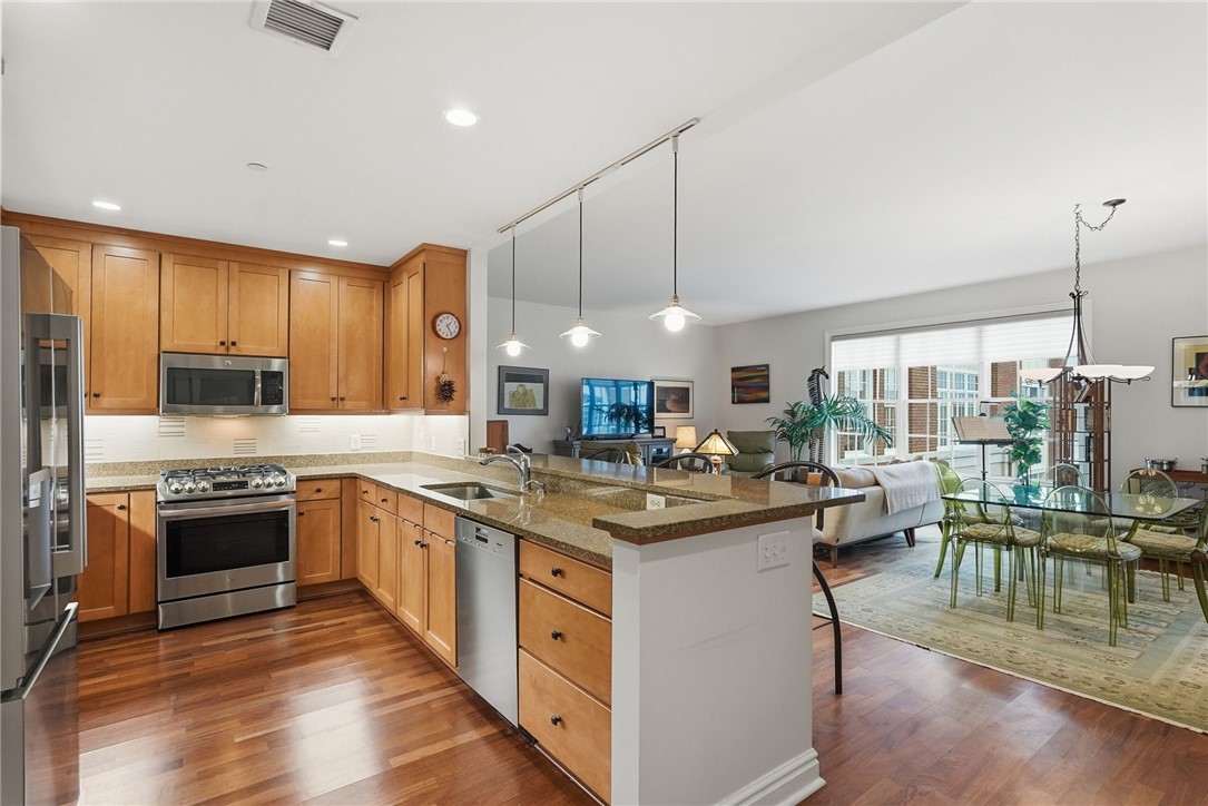 1240 Crescent Pl 2H