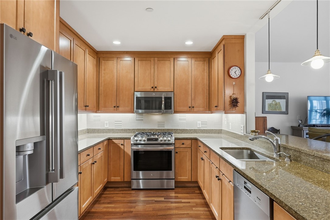 1240 Crescent Pl 2H