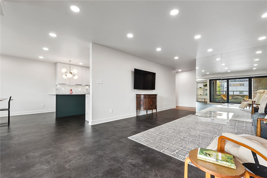 307 S Dithridge St 212