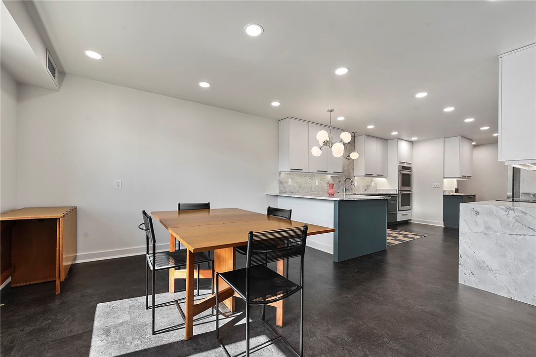 307 S Dithridge St 212