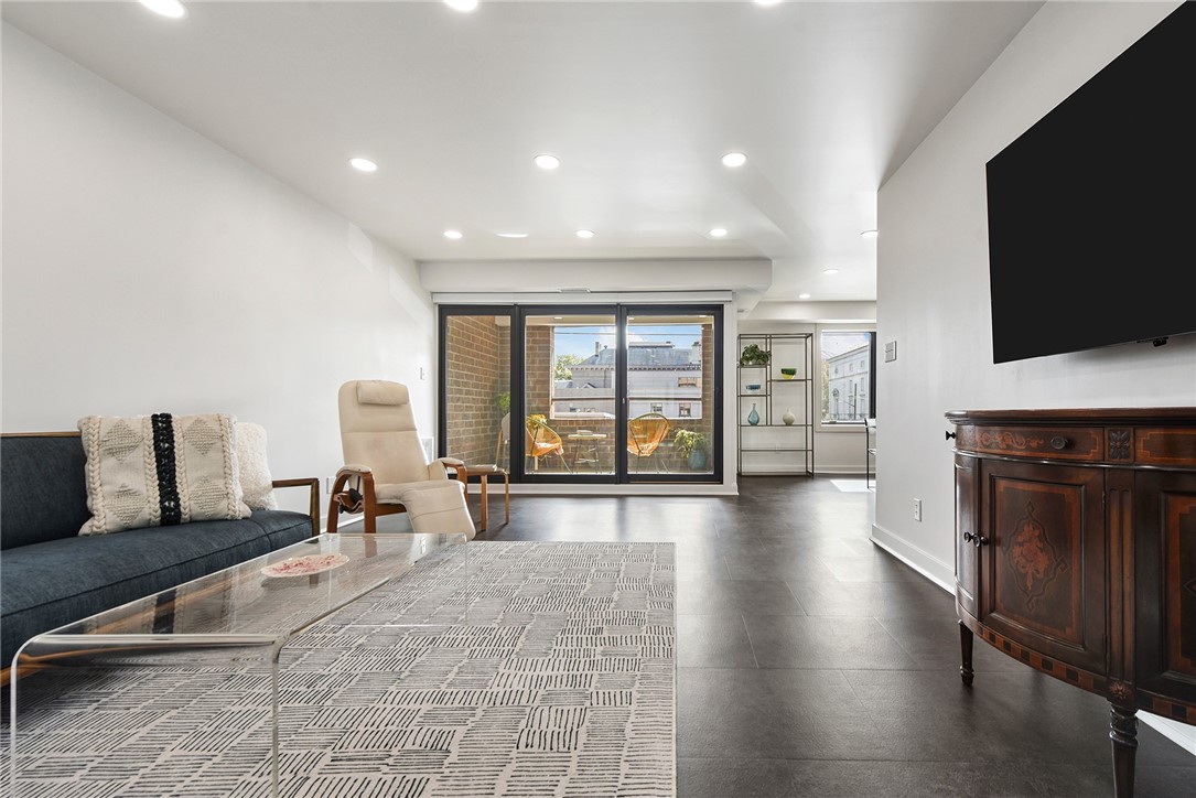 307 S Dithridge St 212