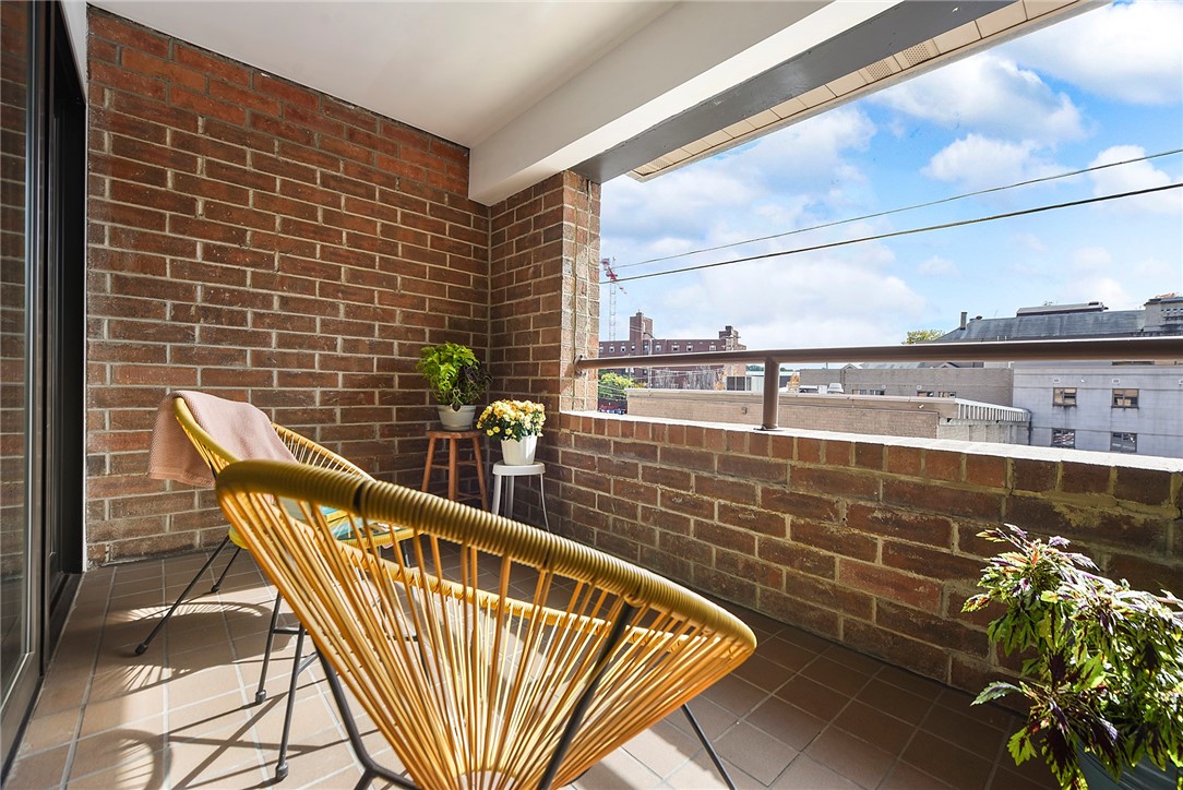 307 S Dithridge St 212