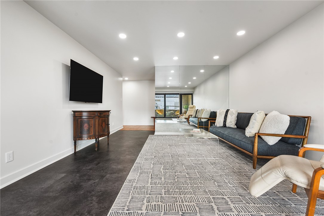 307 S Dithridge St 212