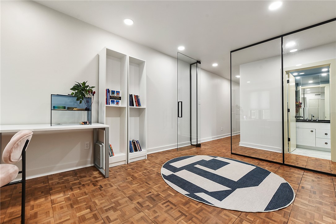 307 S Dithridge St 212