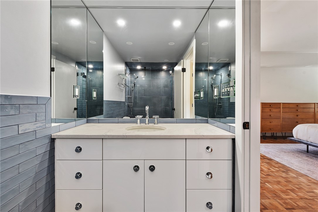 307 S Dithridge St 212