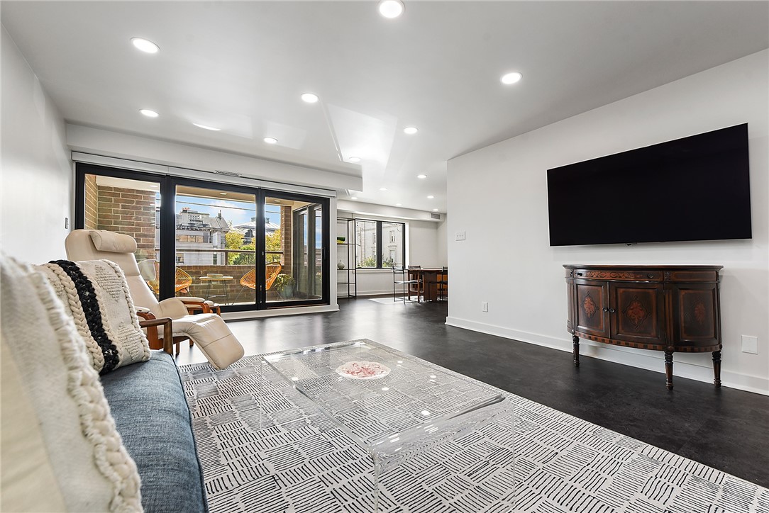 307 S Dithridge St 212