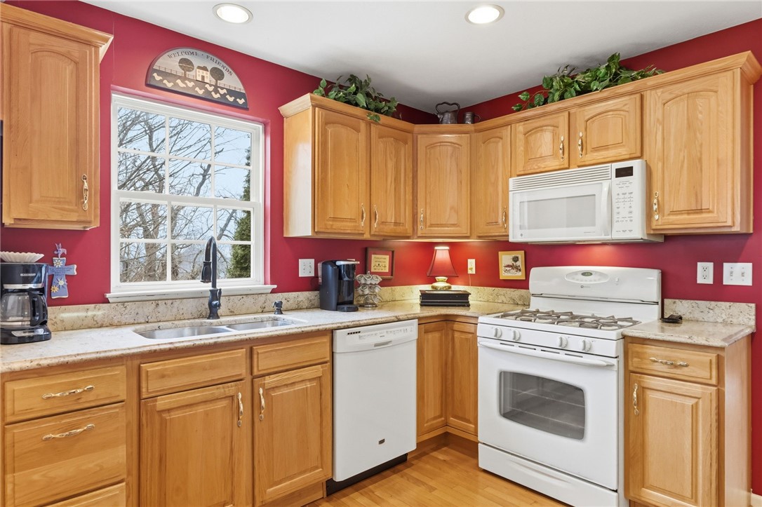 6855 Stephanie Ct