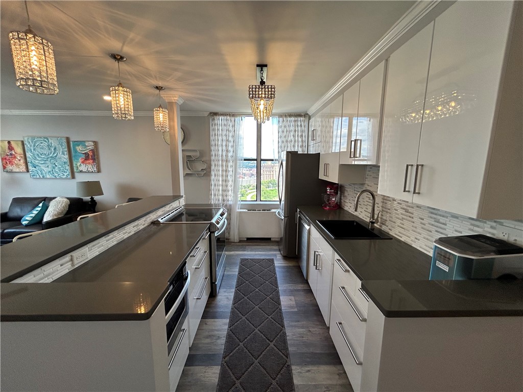 112 Washington Place 17E