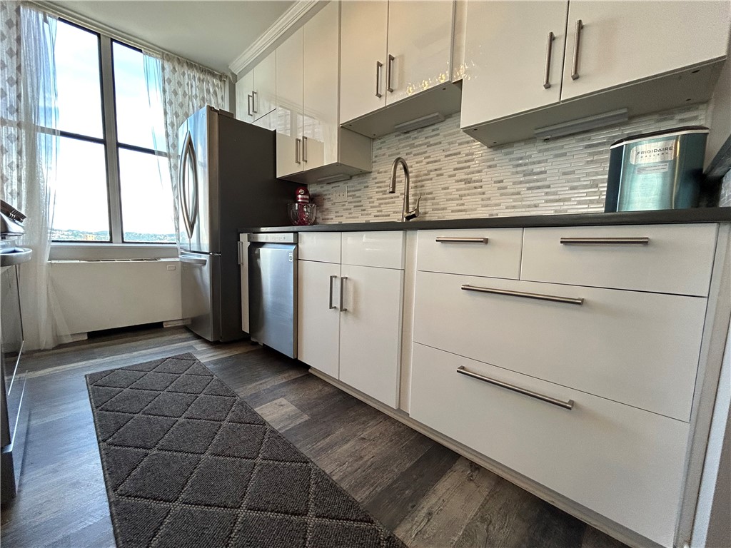 112 Washington Place 17E