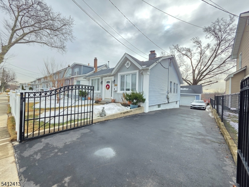 564 Chapman St