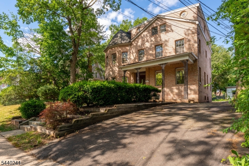 589 Westminster Ave