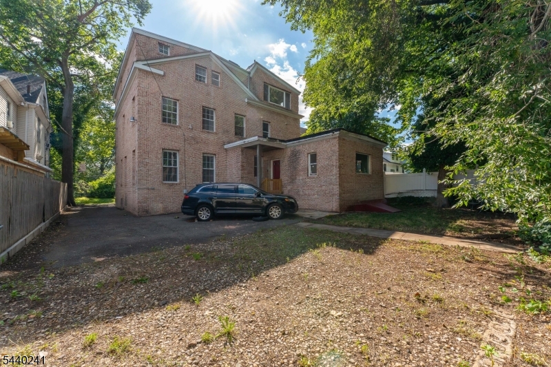 589 Westminster Ave