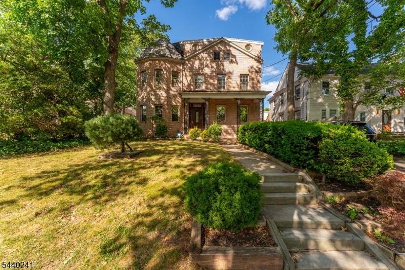 589 Westminster Ave