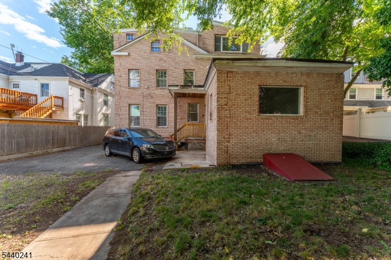 589 Westminster Ave