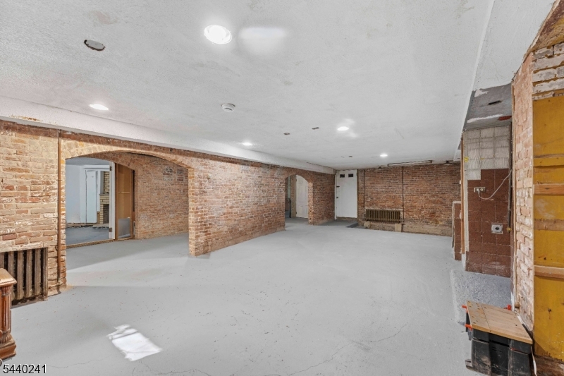 589 Westminster Ave