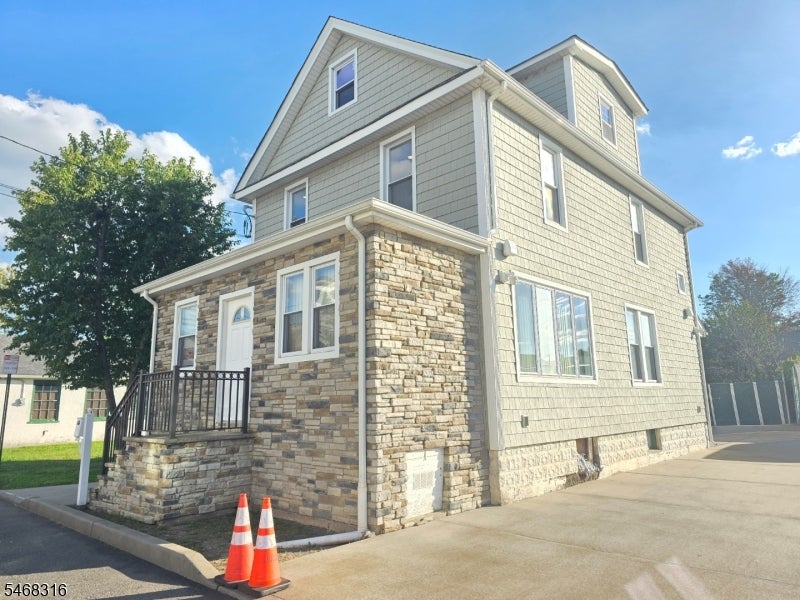 638 Malcolm Pl