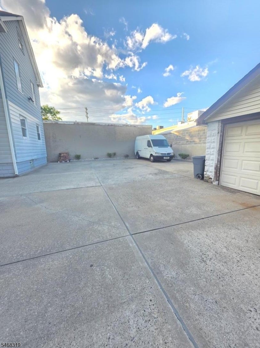 945 Meredith Ave