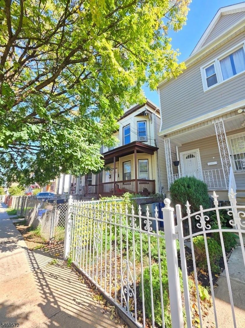 579 Monroe Ave