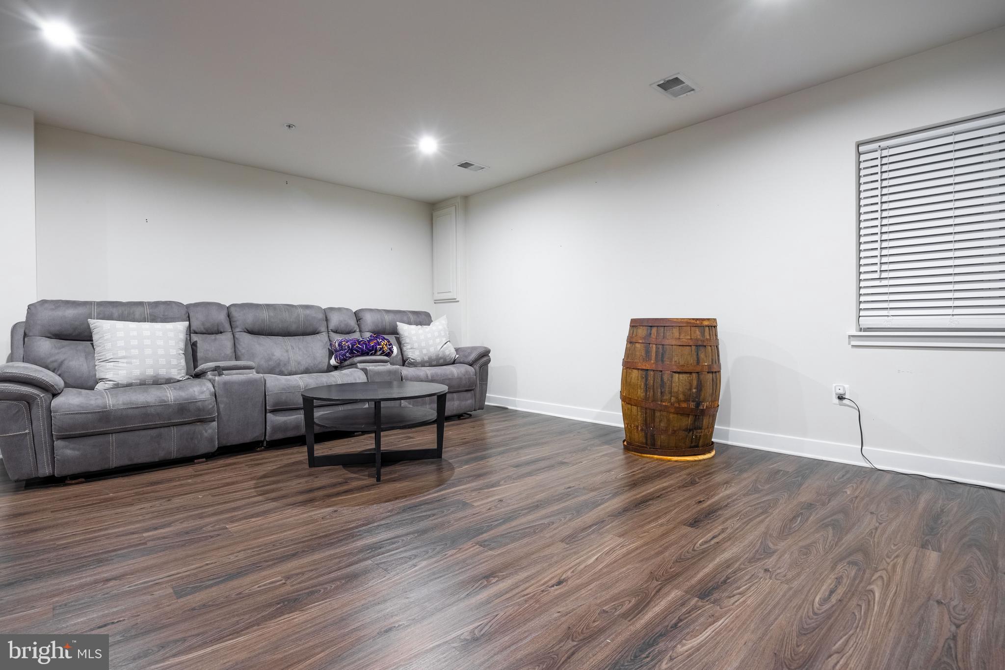 6251 ISLINGTON STREET