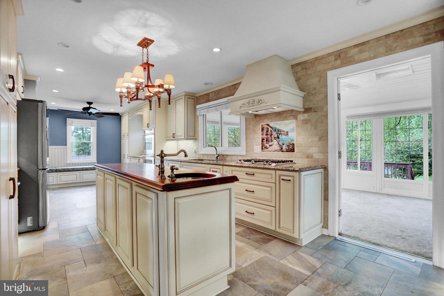 3228 Canterbury Ln
