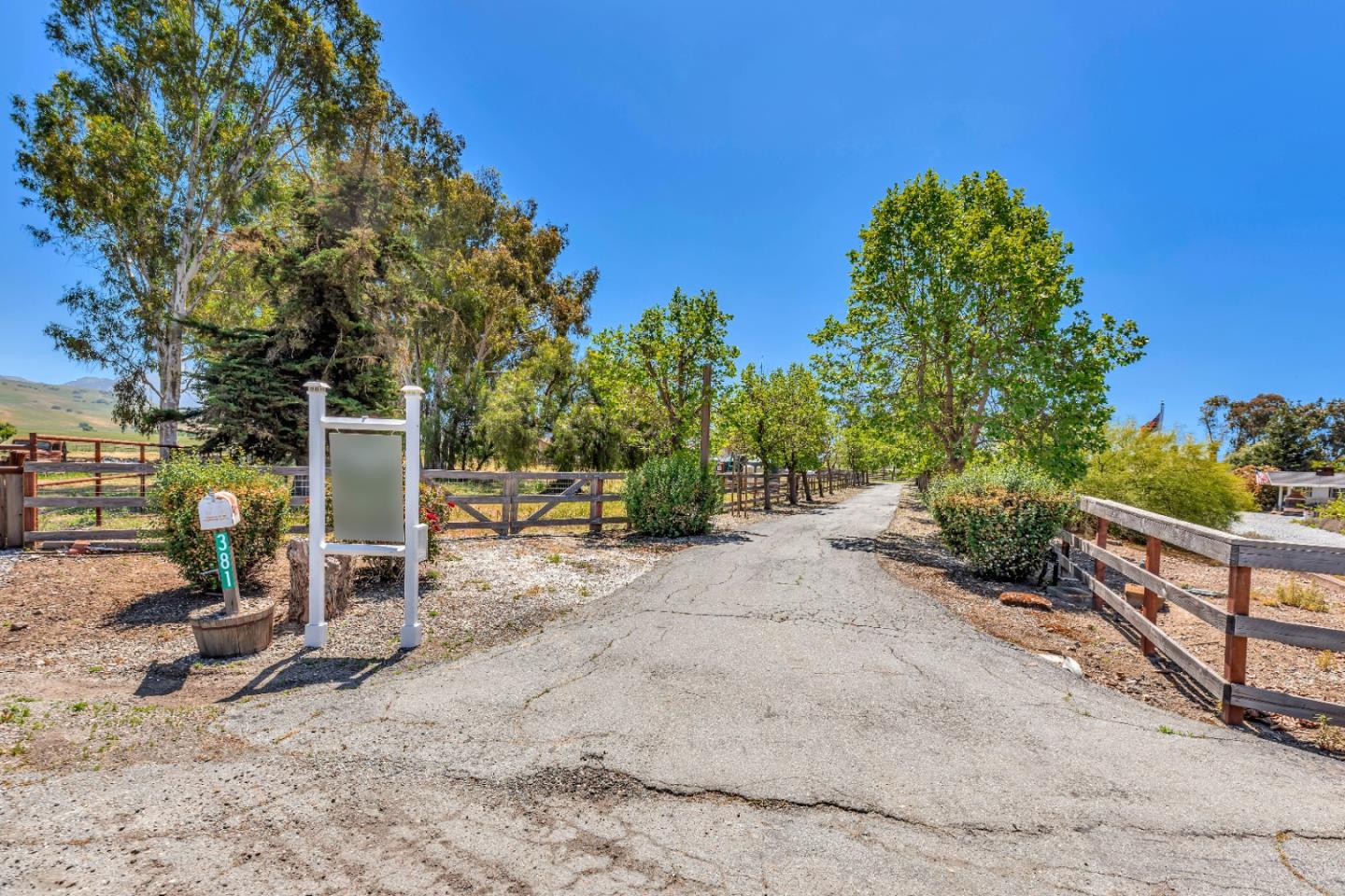 381 Morada LN