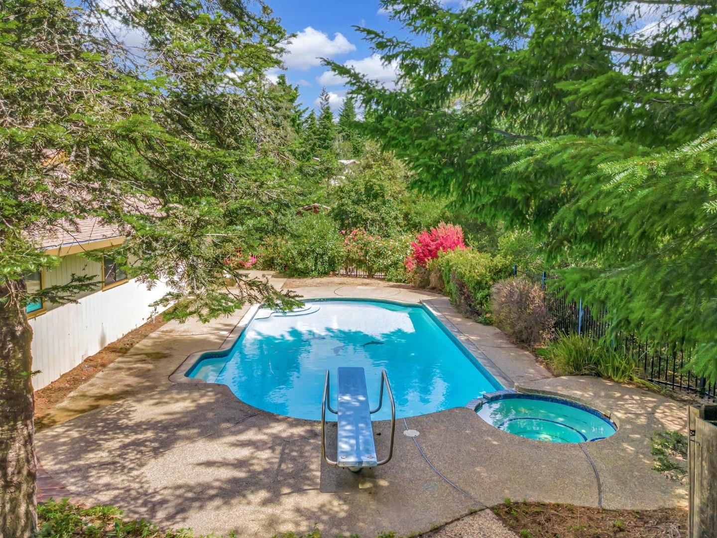 77 Azalea LN