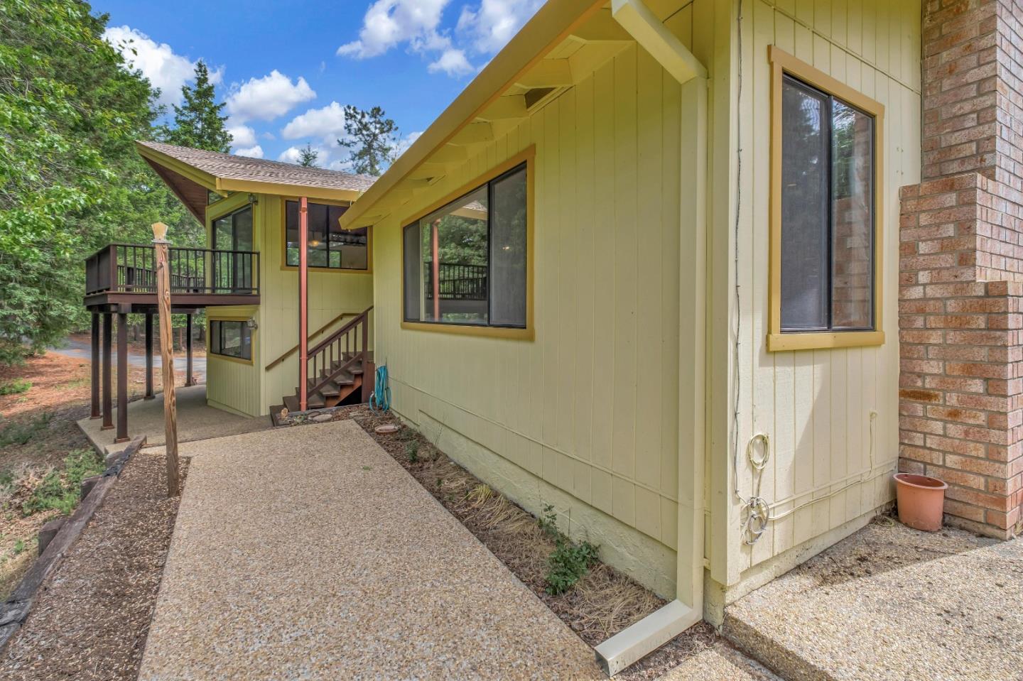77 Azalea LN