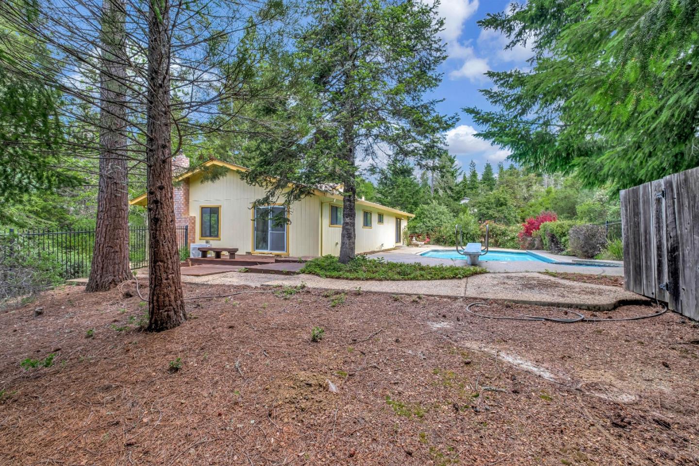 77 Azalea LN