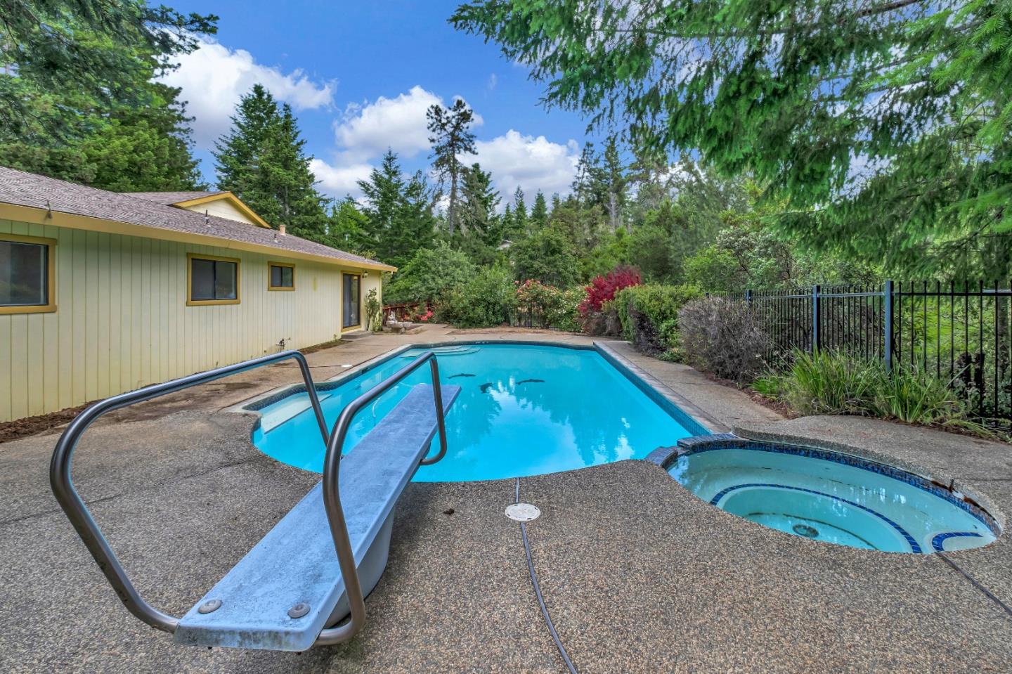 77 Azalea LN