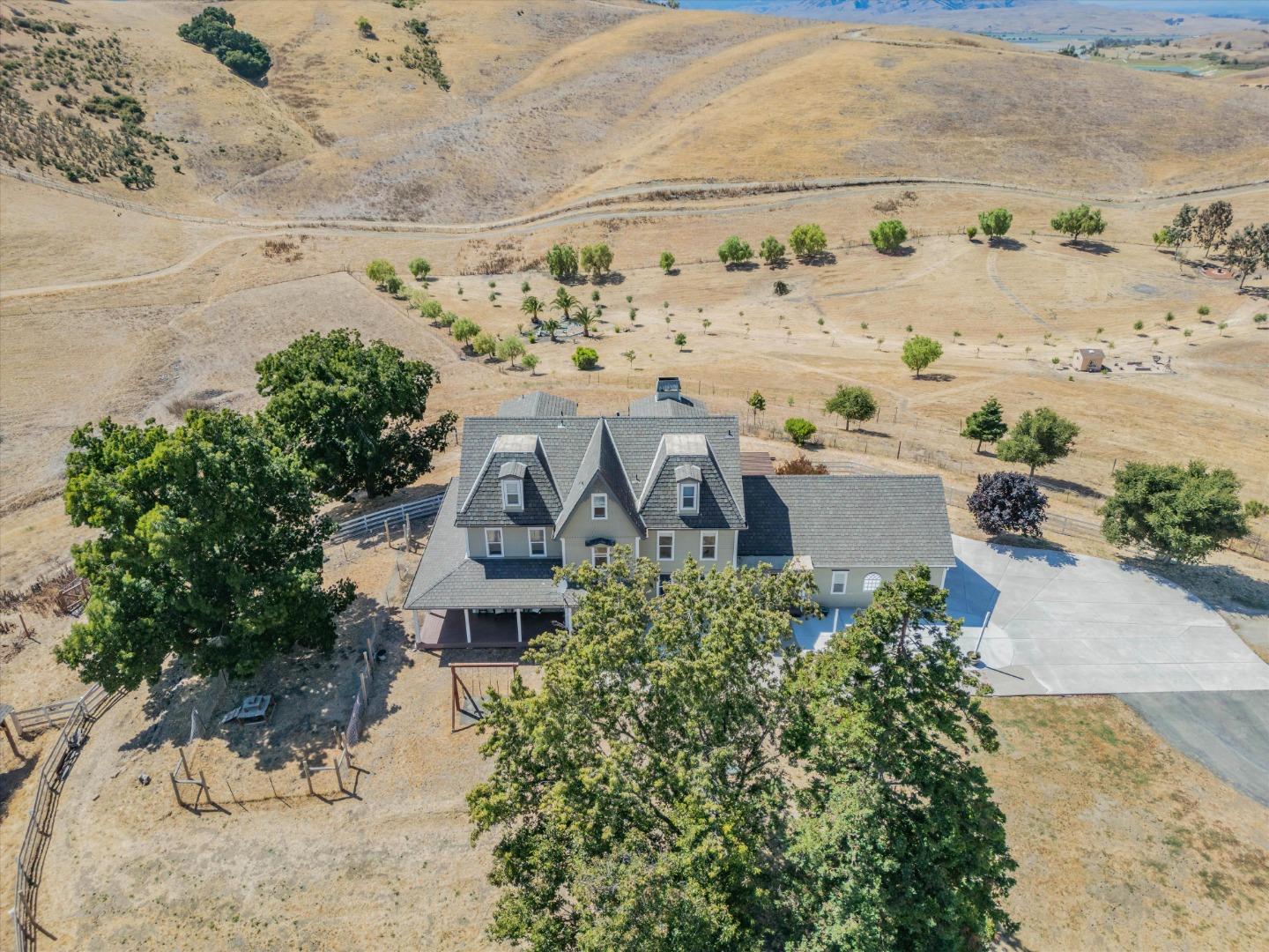 385 Hitch DR