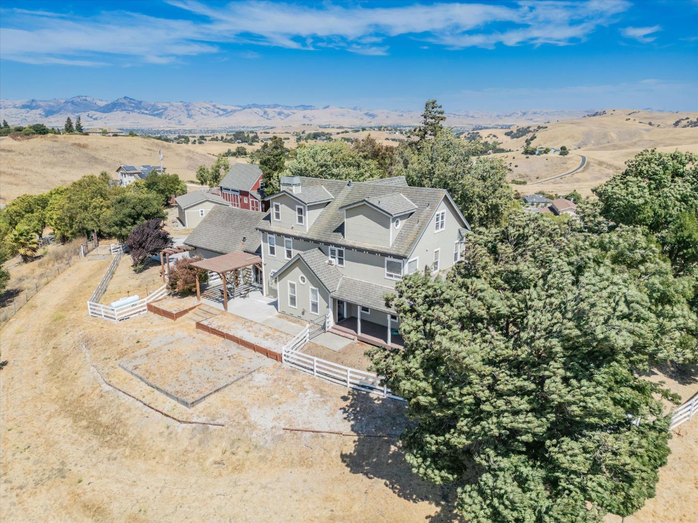 385 Hitch DR