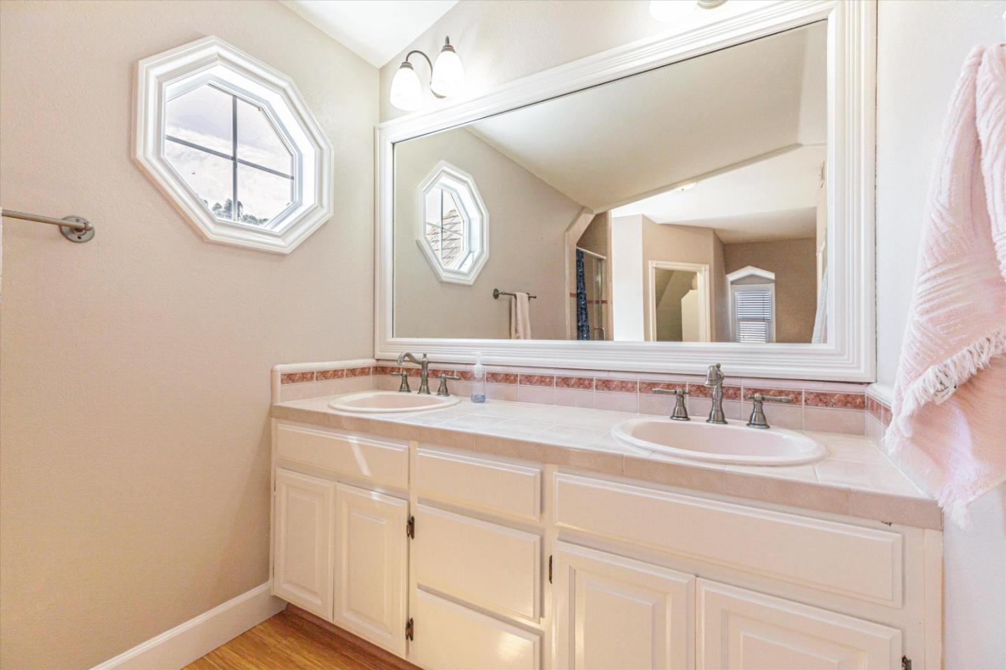 385 Hitch DR