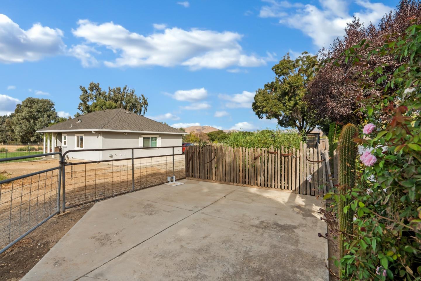 300 Foothill RD
