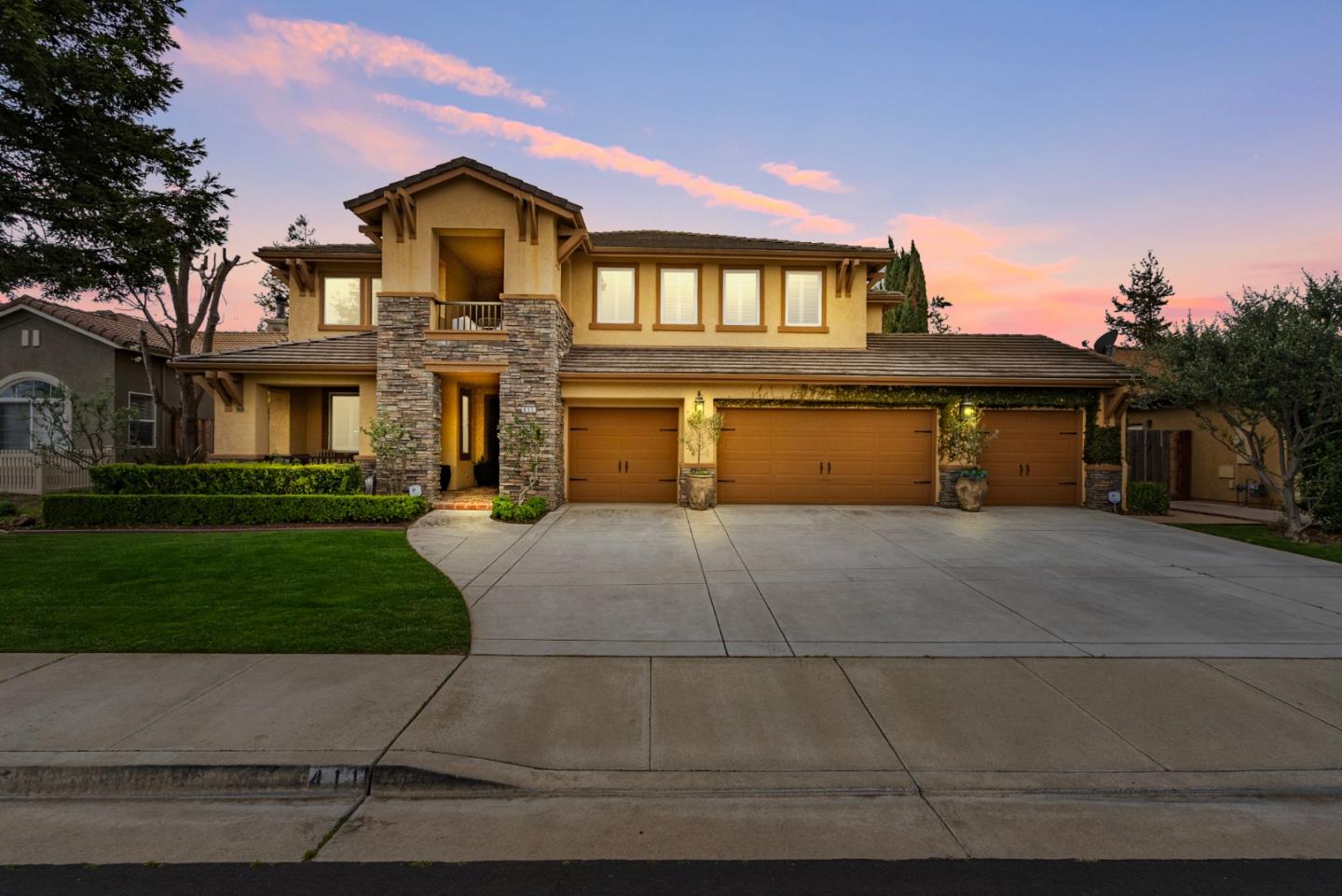 411 Regal DR