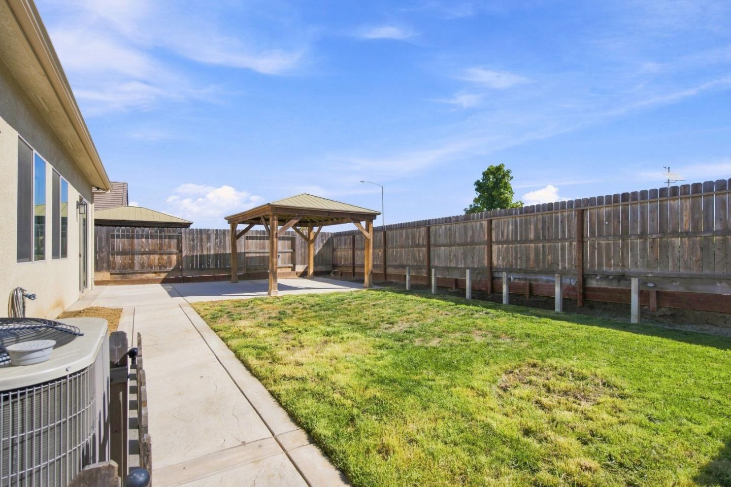 1261 Azalea DR