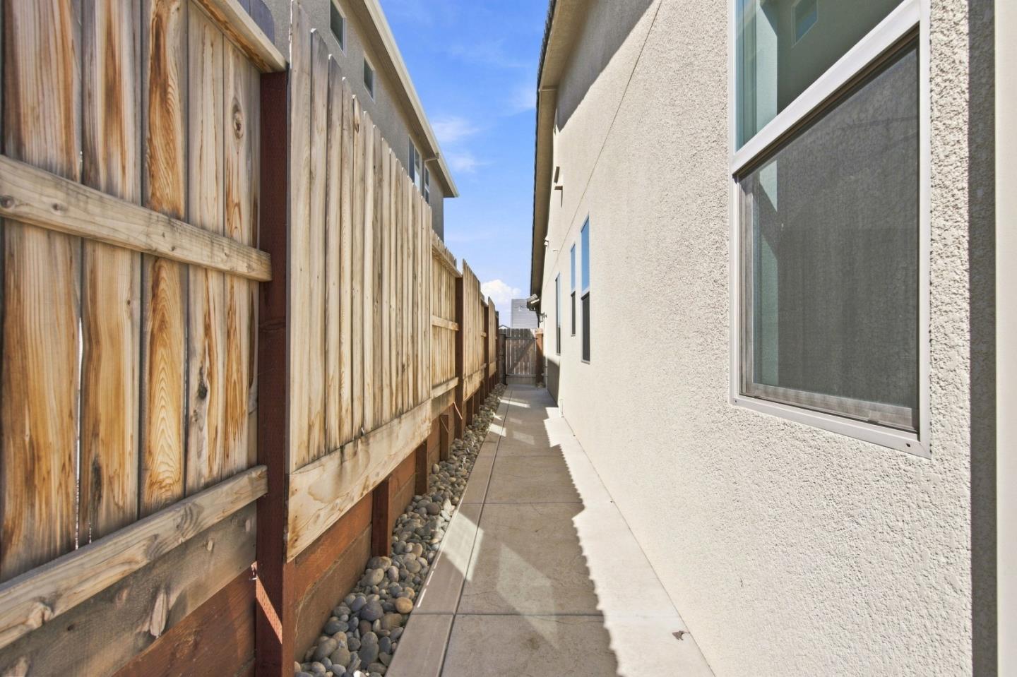 1261 Azalea DR