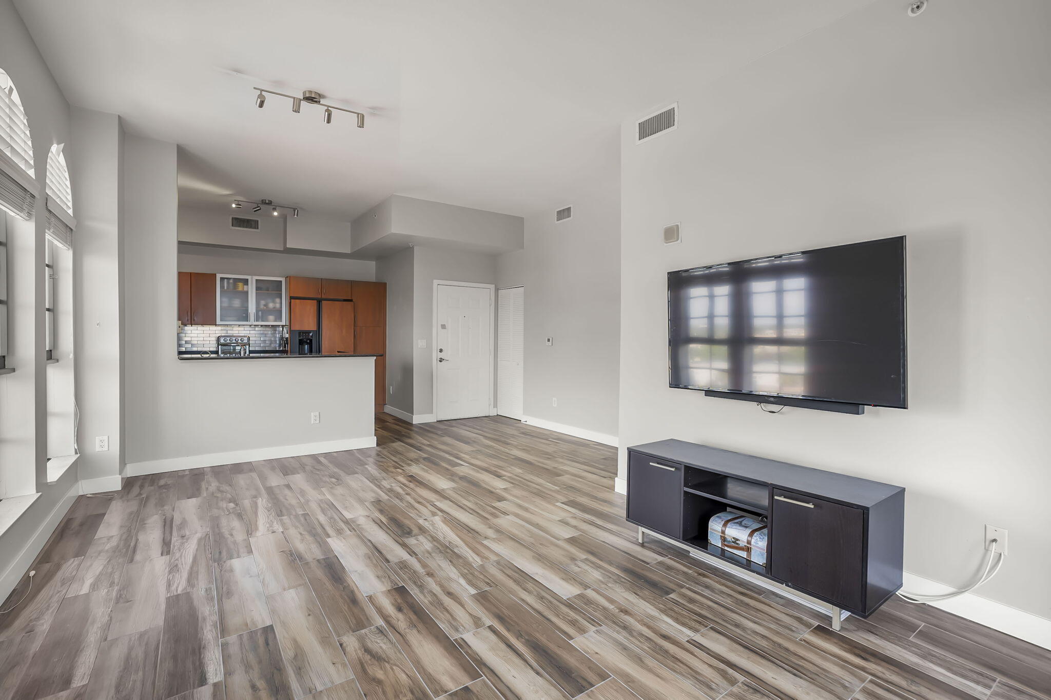 233 S Federal Highway Uph-25