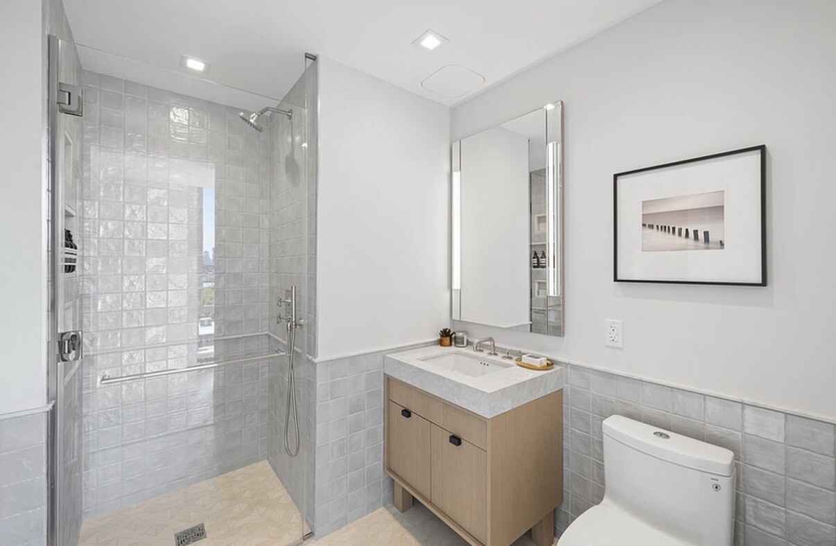 222 E BROADWAY 19A