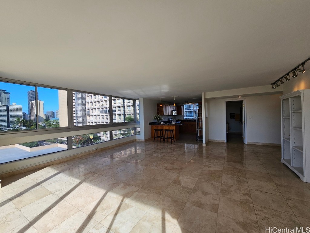 555 University Avenue 800