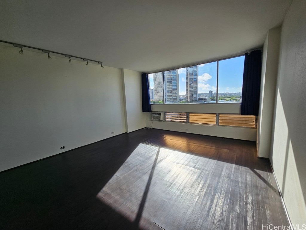 555 University Avenue 800