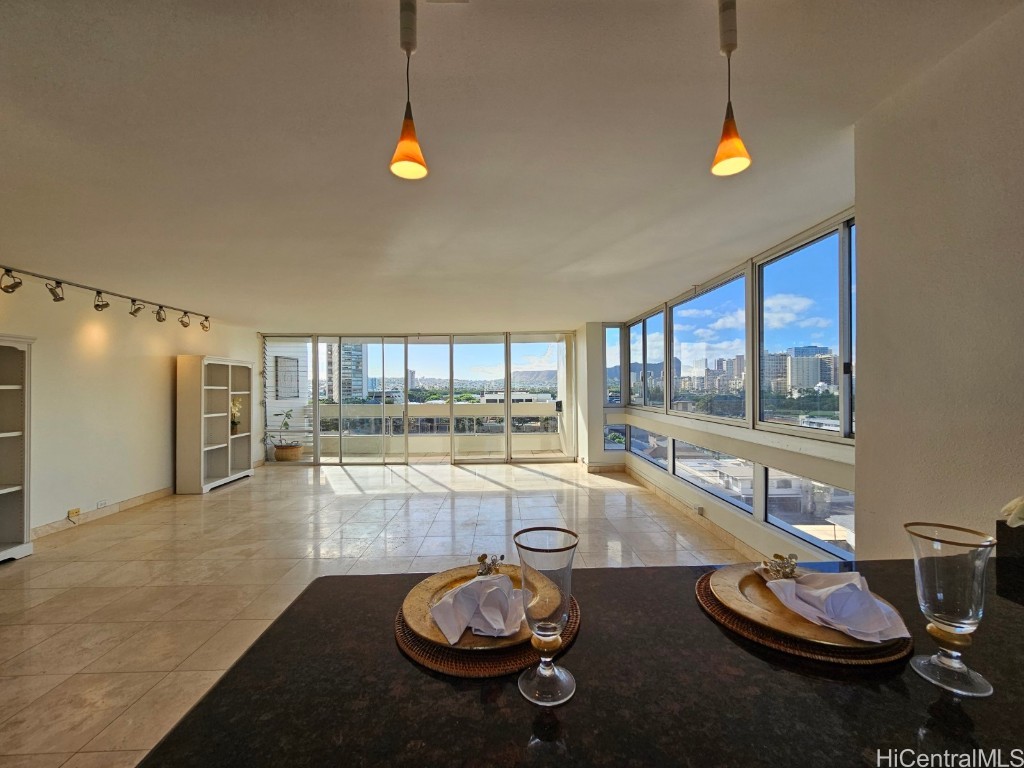 555 University Avenue 800