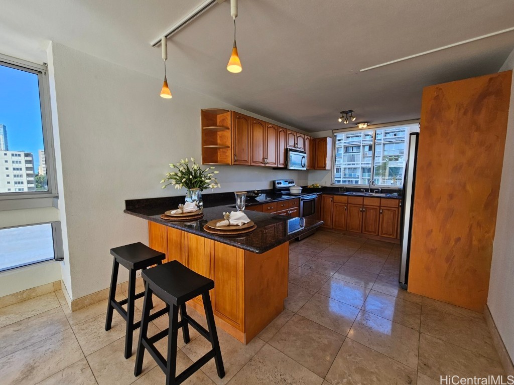 555 University Avenue 800
