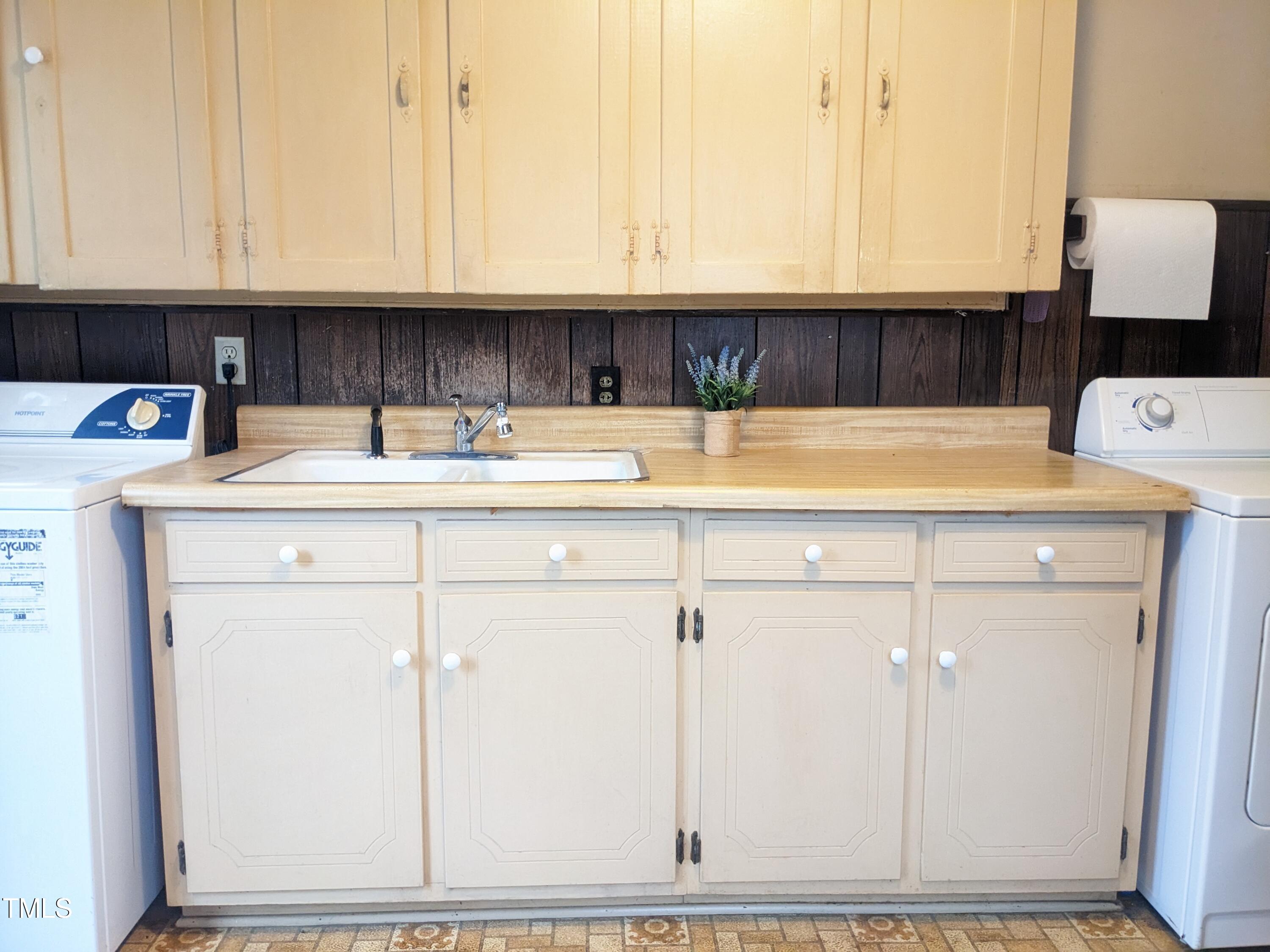 326 W Gilbreath Street