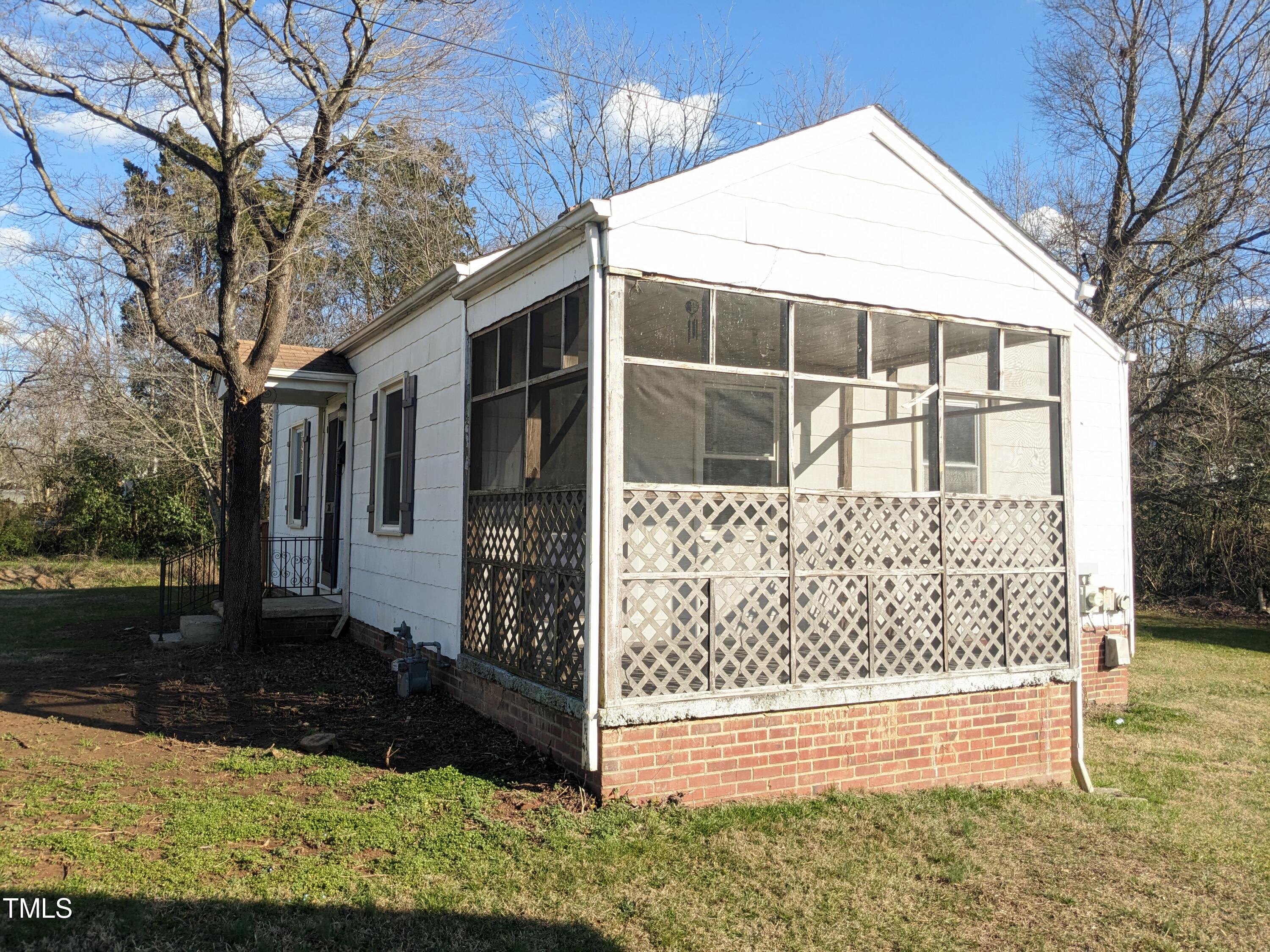 326 W Gilbreath Street