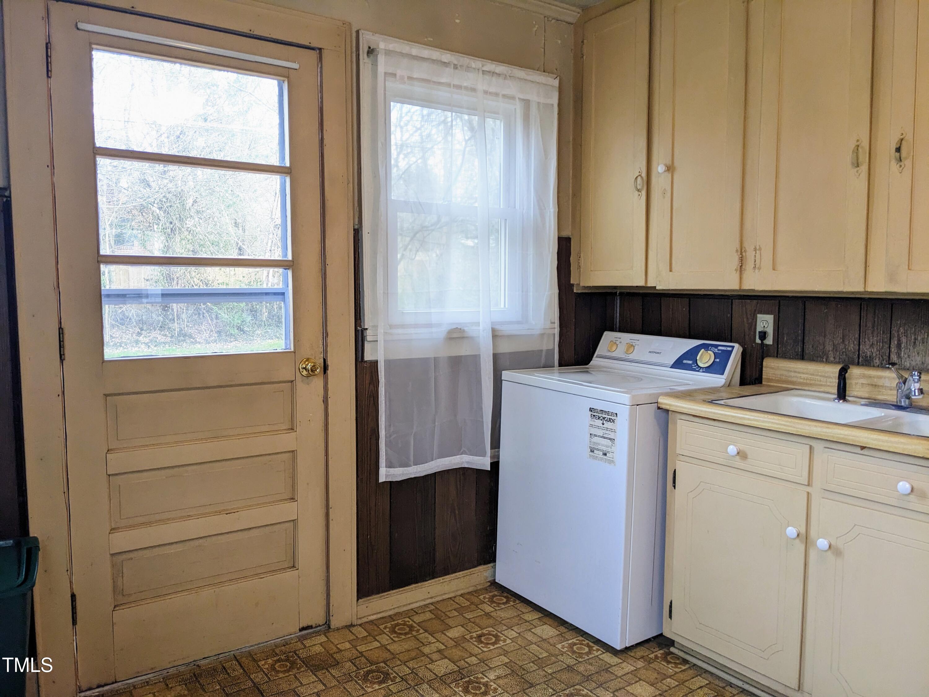 326 W Gilbreath Street