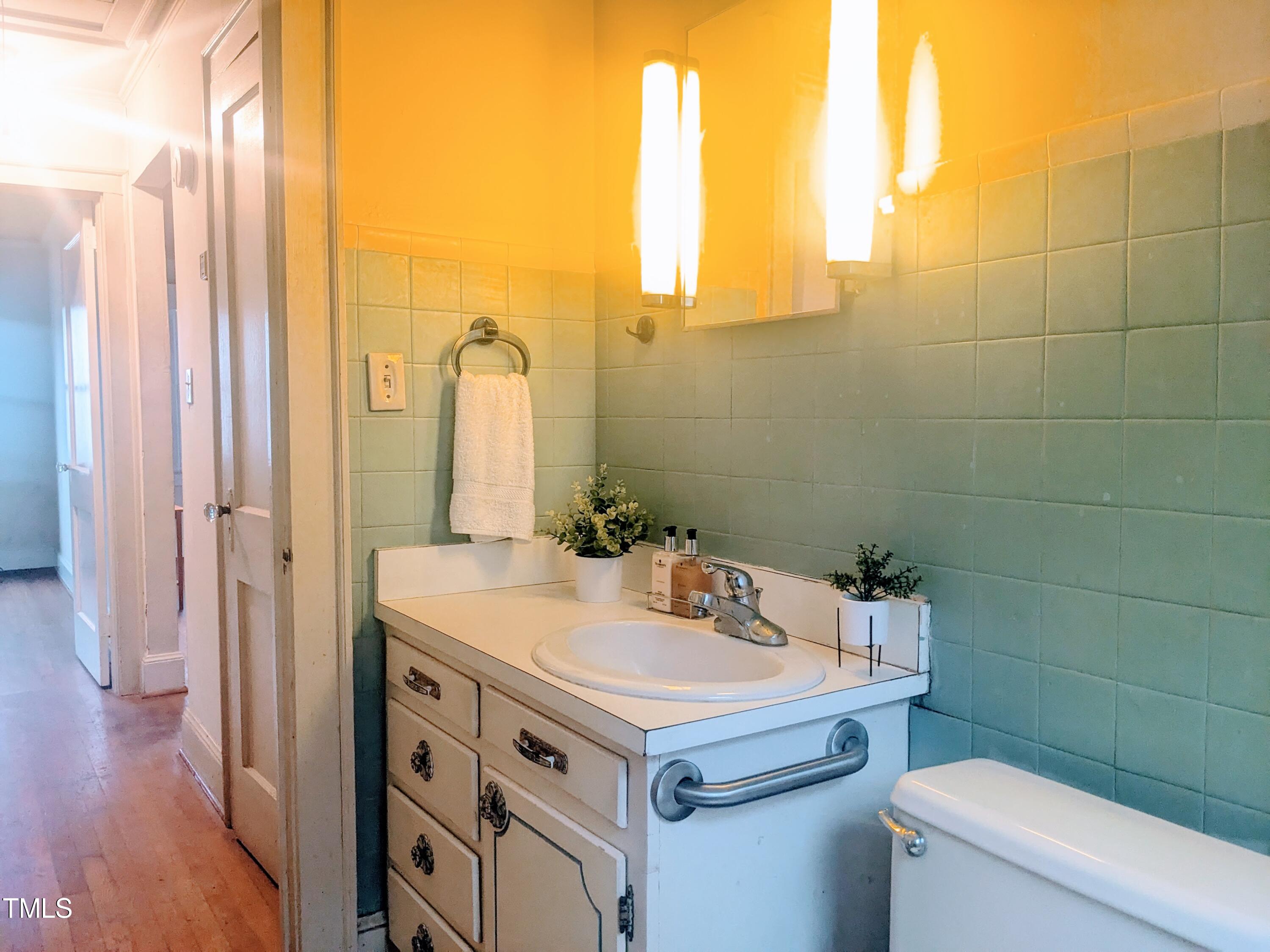 326 W Gilbreath Street