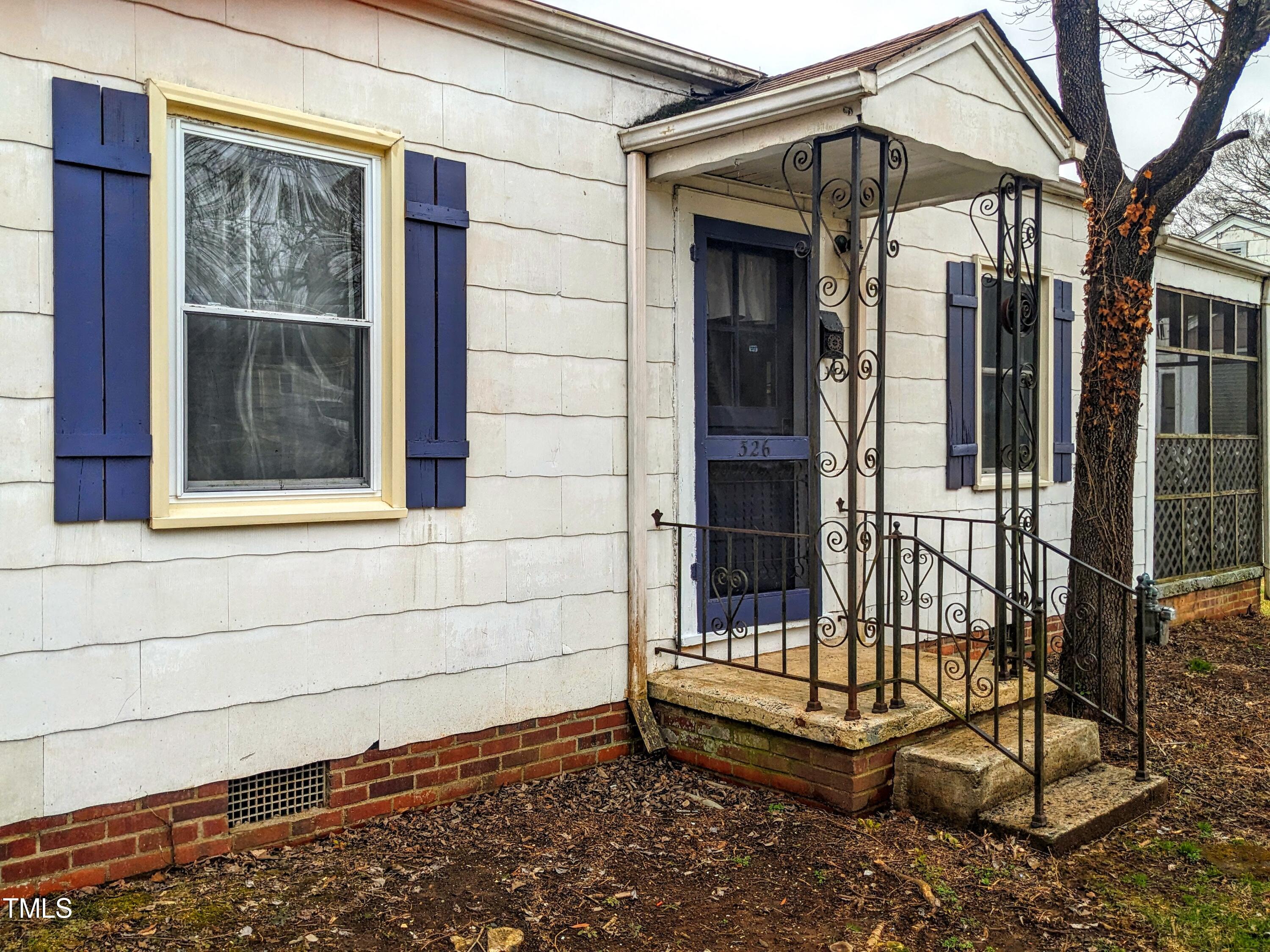 326 W Gilbreath Street