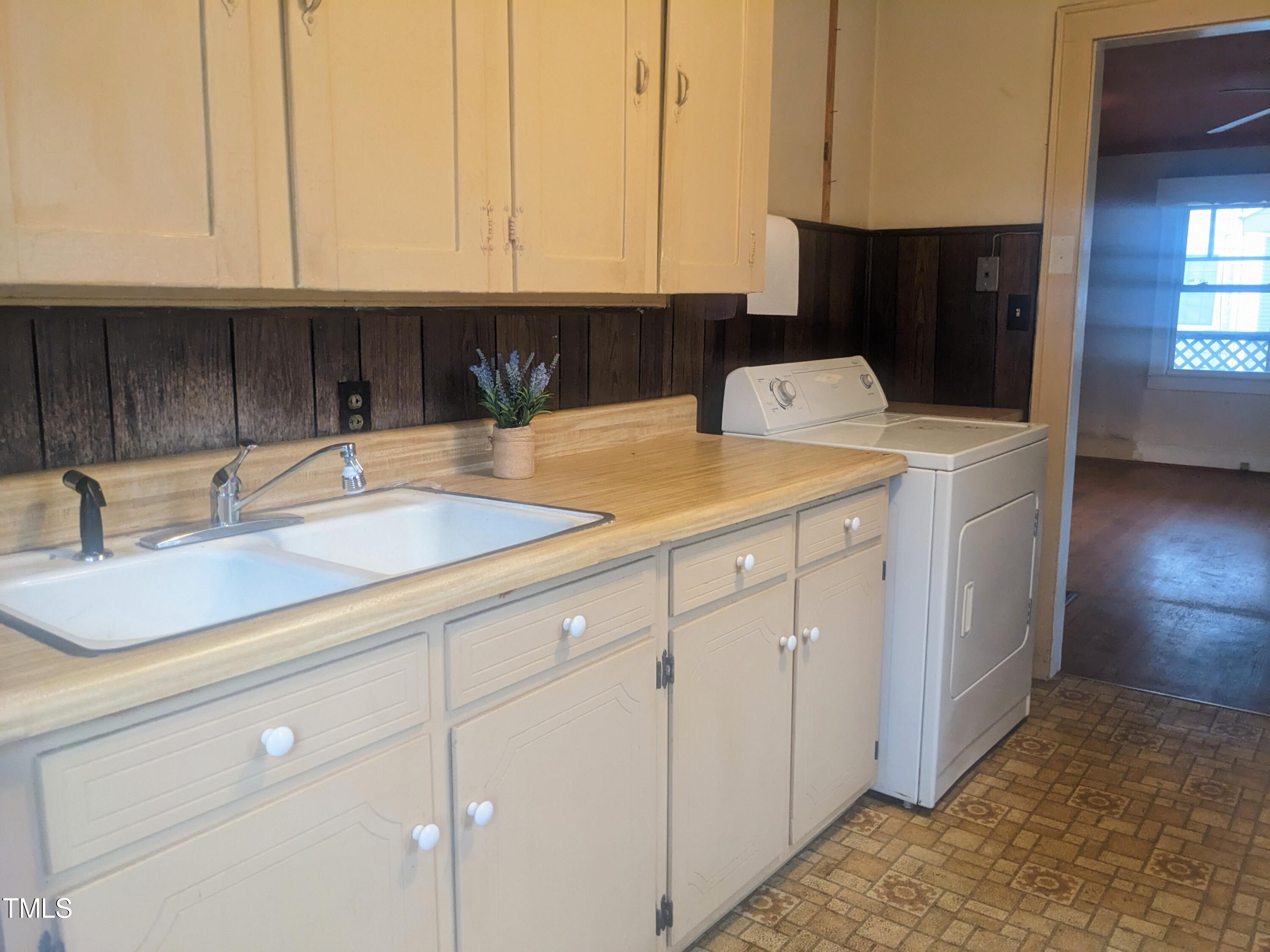 326 W Gilbreath Street