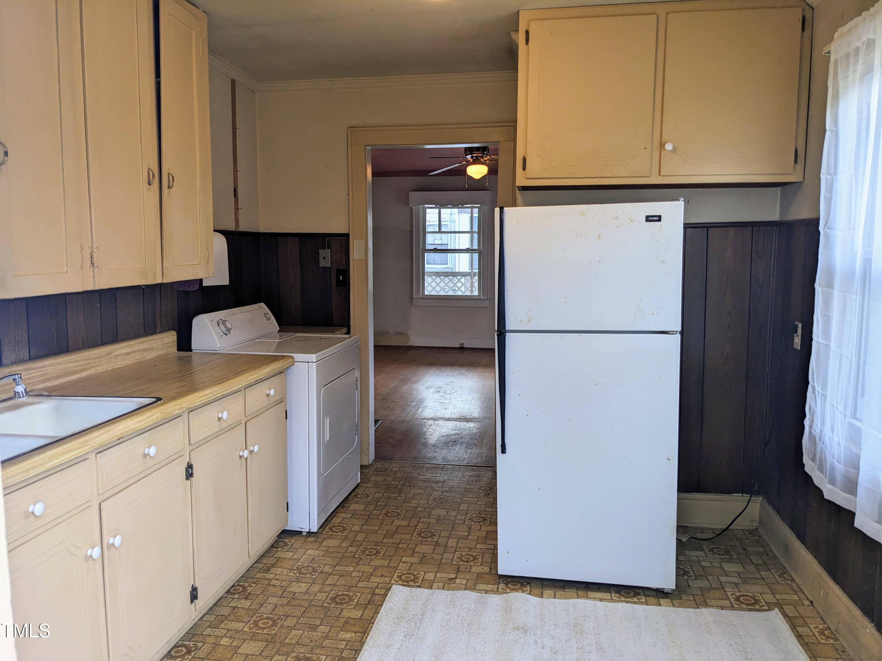 326 W Gilbreath Street