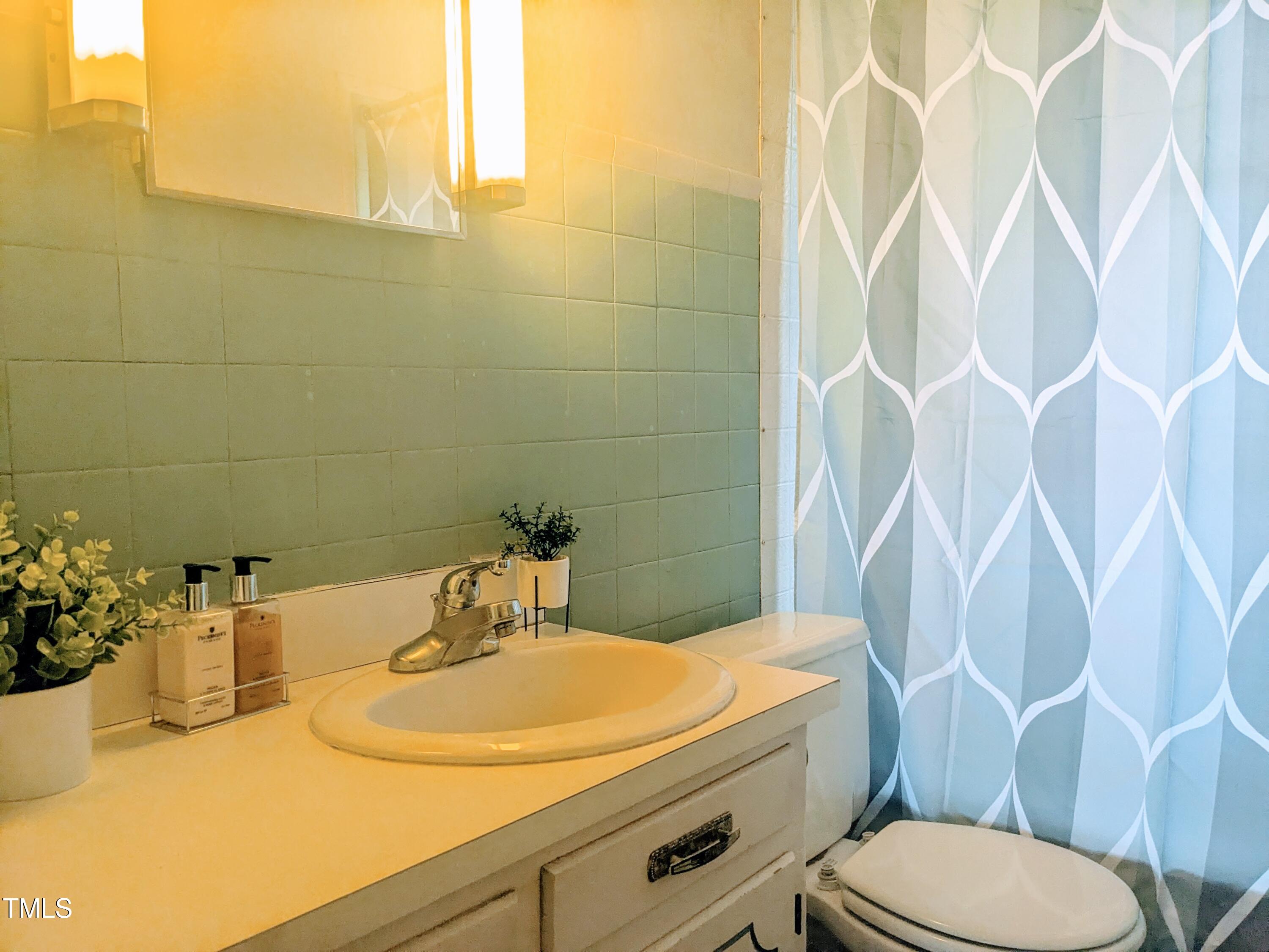 326 W Gilbreath Street